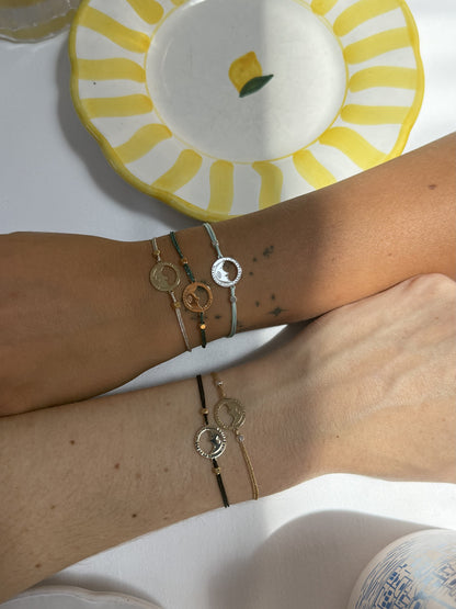 bracelets Les Catalans cordon soie glitter portés à deux poignets, médailles Marseille ajourées — déjeuner au soleil, Ligne Bleue