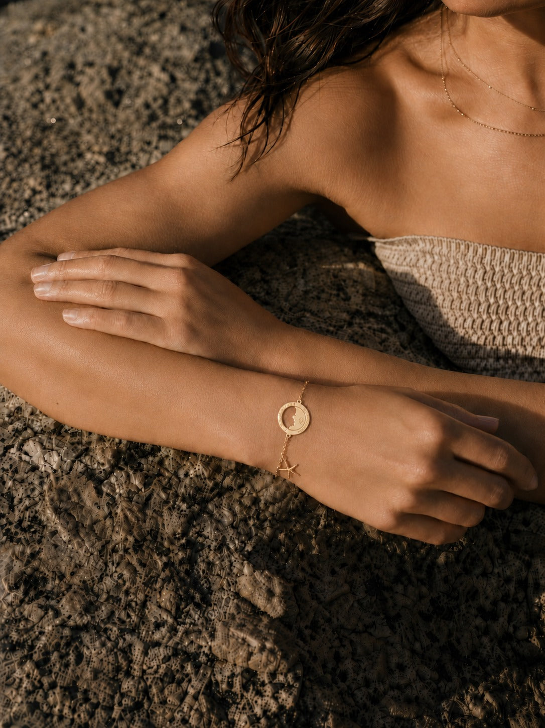 bracelet Frioul porté, pampille étoile de mer — médaille Marseille ajourée dorée à l'or fin, Ligne Bleue
