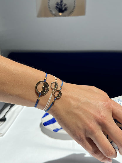 bracelet Pointe Rouge cordon bleu Klein doré porté au poignet — grande médaille Marseille ajourée, Ligne Bleue
