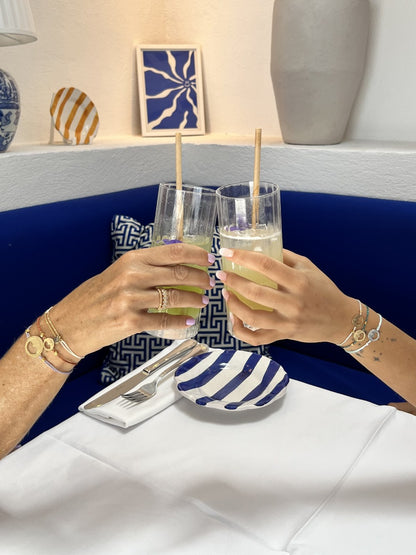 bracelet Pointe Rouge cordon parme doré porté à l'apéritif — grande médaille Marseille ajourée, Ligne Bleue